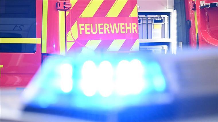 Die Feuerwehrleute bannen die Gefahr in dem Supermarkt. (Symbolbild)
