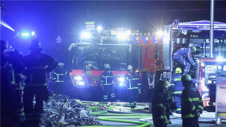 Die Feuerwehrleute erhielten bei ihrem Einsatz im Hamburger Hafen Unterstützung von Löschrobotern aus Niedersachsen. 
