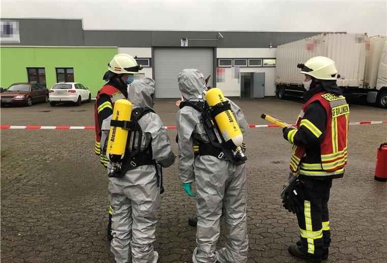 Sievern: Giftige Stoffe treten aus - Fünf Verletzte Feuerwehrleute in Schutzanzügen.