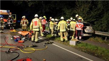 Die Feuerwehrleute mussten den Taxifahrer mit schwerem Gerät aus seinem Fahrzeug befreien. Er erlag seinen Verletzungen. Foto: Feuerwehr