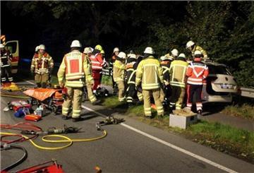 Die Feuerwehrleute mussten den Taxifahrer mit schwerem Gerät aus seinem Fahrzeug befreien. Er erlag seinen Verletzungen. Foto: Feuerwehr