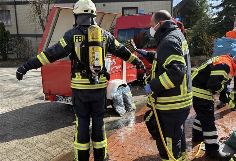 Zimmerbrand in Zeven: Größere Katastrophe in Mehrfamilienhaus verhindert Die Feuerwehrleute mussten nach dem Einsatz gereinigt werden.