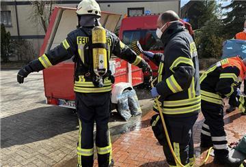 Die Feuerwehrleute mussten nach dem Einsatz gereinigt werden.