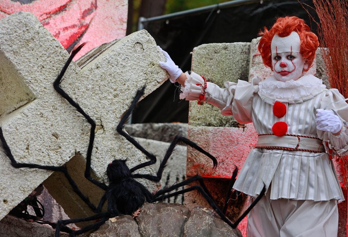 Nervenkitzel gefällig? Filme, die nicht schlafen lassen Die Figur von Pennywise aus dem Horrorfilm „Es“ von Andy Muschietti machte Clowns endgültig wieder furchterregend.