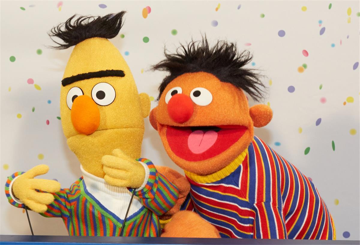Ernie und Bert auf Ukrainisch: „Sesamstraße“ für geflüchtete Kinder Die Figuren Ernie (r) und Bert posieren bei einem NDR-Pressetermin zu "40 Jahre Sesamstraße".
