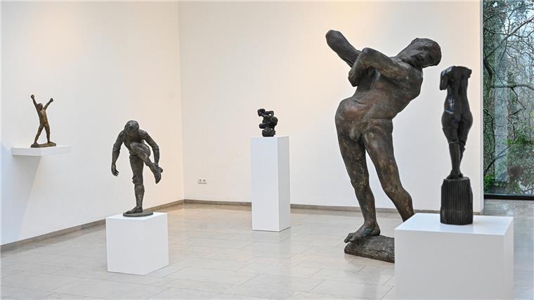 Wenn ein Blind Date zum spannenden Kunstereignis im Gerhard-Marcks-Haus wird Die Figuren sind mal ganz klein und mal riesengroß. Doch immer fordern sie die Aufmerksamkeit der Besucher ein.