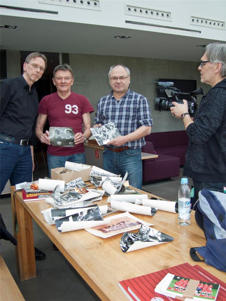 Zolli: Kampfschreie vom Platz Die Filmemacher Bernd Glawatty (links) und Burkhard Hergesell (rechts) erlebten bei Egon Coordes eine Zeitreise durch die deutsche Fußballgeschichte.