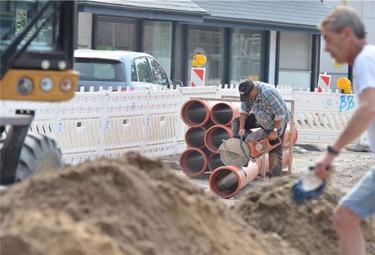 Zeven: Nur Autofahrer stören Bauarbeiten Die Firma Boes Bau hat den Auftrag zur Sanierung der Straße bekommen. In den ersten knapp drei Monaten sind die Mitarbeiter planmäßig voran gekommen.