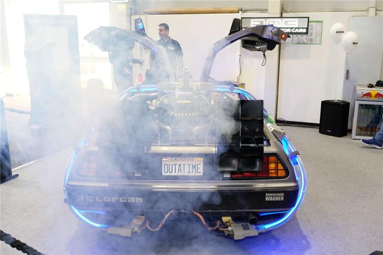 DeLorean DMC-12 bei Hamburg Motor Classics zu bewundern Die Firma DMC Nord aus Hasloh hat sich der Erhaltung der verbliebenen Delorean-Klassiker verschrieben und eines der Autos originalgetreu in die Zeitmaschine der Filme verwandelt.