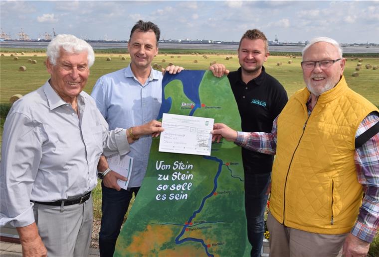 Die Firma Elektrotechnik Janssen unterstützt das Weserstein-Projekt mit einer 1000-Euro Spende. Das Foto zeigt (von links) Ideengeber Fritz Jacob, Prokurist Peter Dindas, Geschäftsführer Michael Janßen und Geschäftsführer Heinrich Janßen vor einem Modell des Steins.