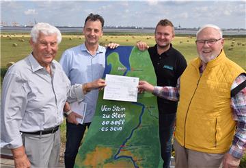 Die Firma Elektrotechnik Janssen unterstützt das Weserstein-Projekt mit einer 1000-Euro Spende. Das Foto zeigt (von links) Ideengeber Fritz Jacob, Prokurist Peter Dindas, Geschäftsführer Michael Janßen und Geschäftsführer Heinrich Janßen vor einem Modell des Steins.
