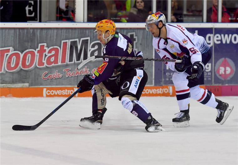 Die Fischtown Pinguins aus Bremerhaven - hier mit Fedor Kolupajlo - müssen gegen Schwenningen ran.