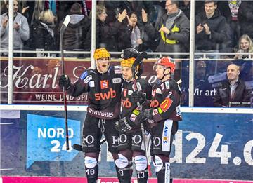 Die Fischtown Pinguins aus Bremerhaven mit Nicholas Jensen, Rylan Schwartz und Mark Zengerle (von links) wollen gegen die Thomas Sabo Ice Tigers aus Nürnberg wieder jubeln.