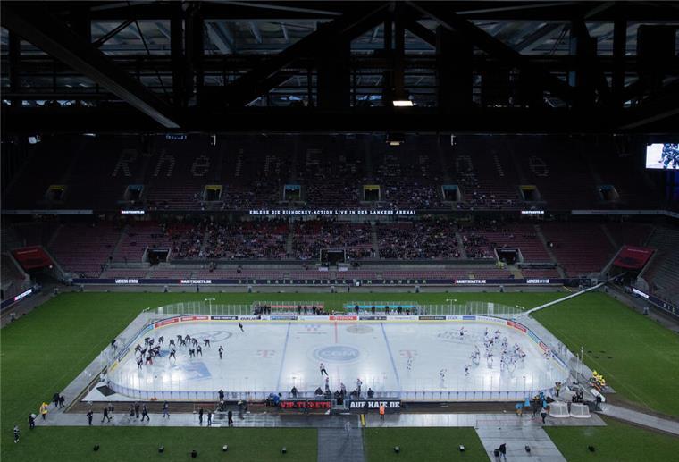 Fischtown Pinguins und Eisbären Bremerhaven siegen auswärts Pinguins im Kölner Fußballstadion