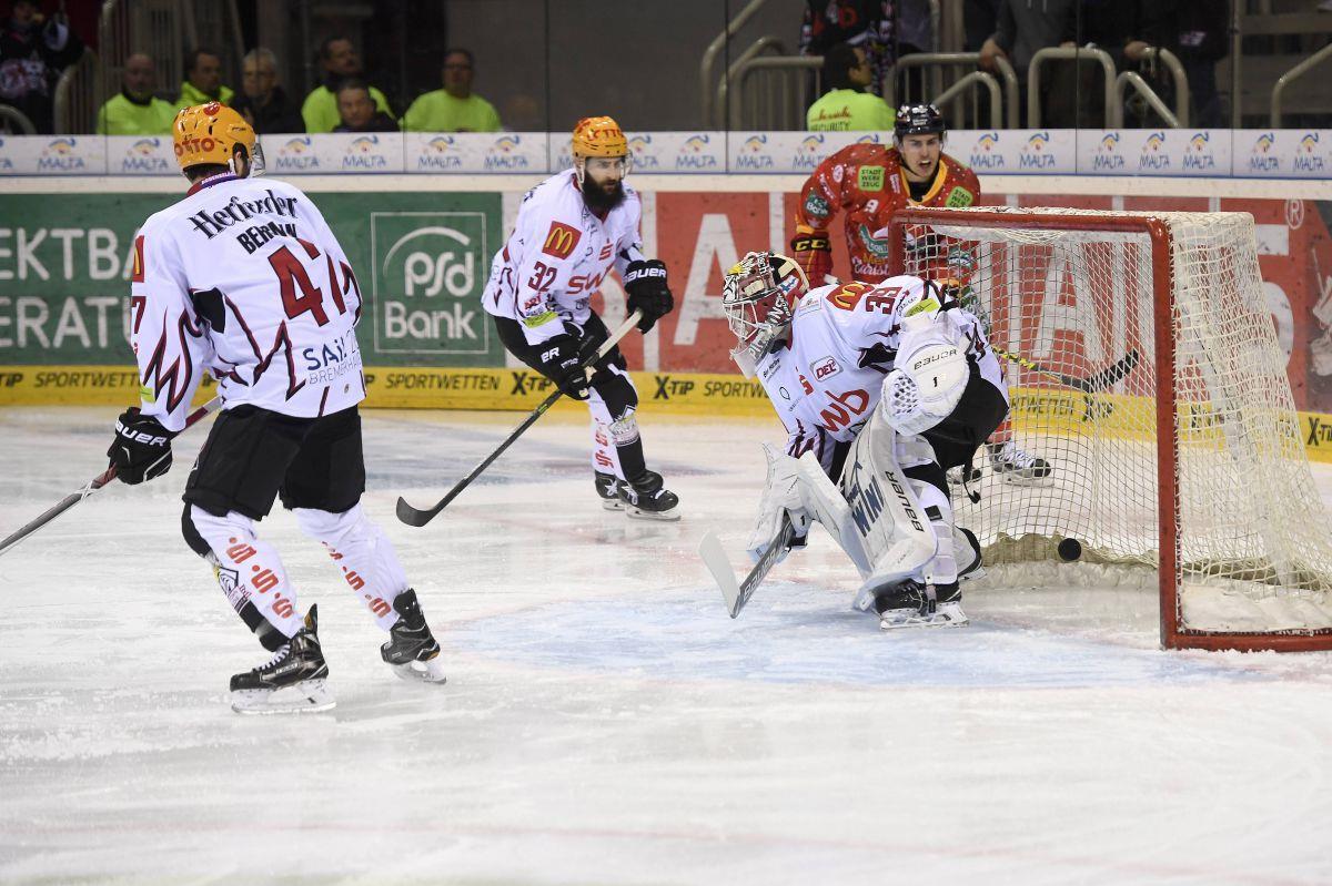 Pinguins verlieren zum dritten Mal gegen Düsseldorf Die Fischtown Pinguins gerieten bei der Düsseldorfer EG früh mit 0:1 in Rückstand und verloren das letzte Spiel vor Weihnachten.