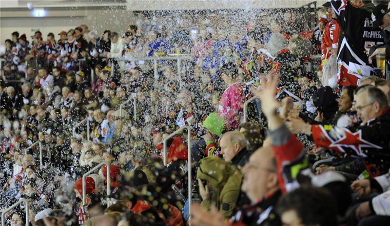 Die Fischtown Pinguins haben heute die Chance aufs Viertelfinale. Mit ganzem Herzen dabei: die Fans.