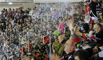 Die Fischtown Pinguins haben heute die Chance aufs Viertelfinale. Mit ganzem Herzen dabei: die Fans.