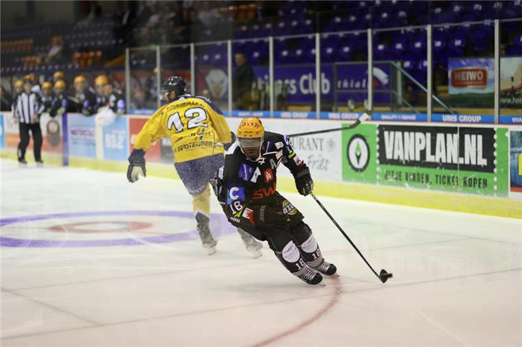 Fischtown Pinguins feiern hohen Sieg gegen Tilburg Die Fischtown Pinguins (hier Max Fortunus) spielten gegen den Oberligisten Tilburg Trappers um Platz drei beim Thialf-Cup.