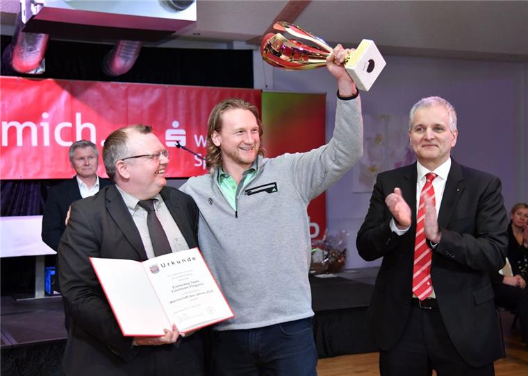 Die Fischtown Pinguins sind Bremerhavens Mannschaft des Jahres Die Fischtown Pinguins (hier Mike Moore mit dem Pokal in der Hand) sind die Mannschaft des Jahres in Bremerhaven.
