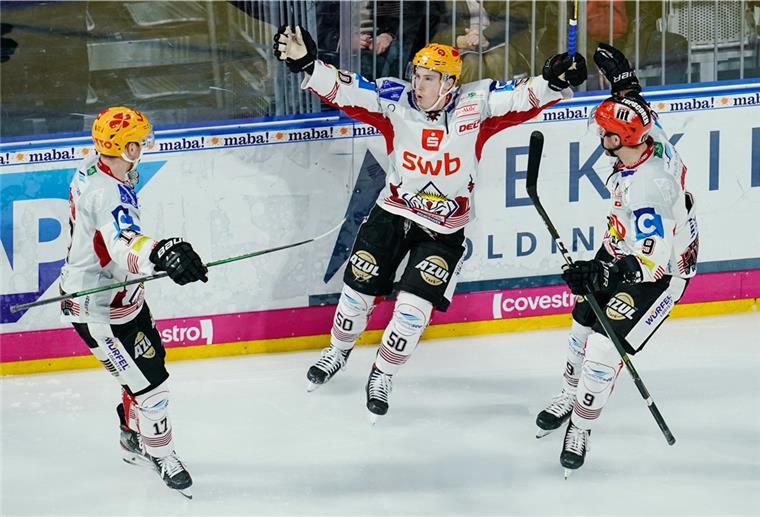 DEL: Saisonstart wird erneut verschoben Die Fischtown Pinguins - hier mit Patch Alber (Mitte) - müssen auf größere Jubelsprünge erst einmal noch verzichten.