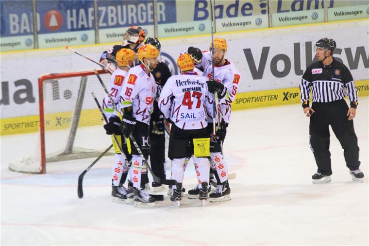 Noch zwei Siege bis zum Playoff-Genuss Die Fischtown Pinguins jubeln über ein Tor.