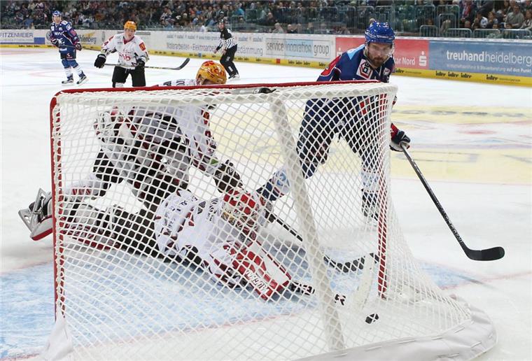 Die Fischtown Pinguins kassierten bei den Adlern Mannheim drei Gegentore in drei Minuten - hier das 1:4 durch Jamie Tardif. Das brach ihnen das Genick.