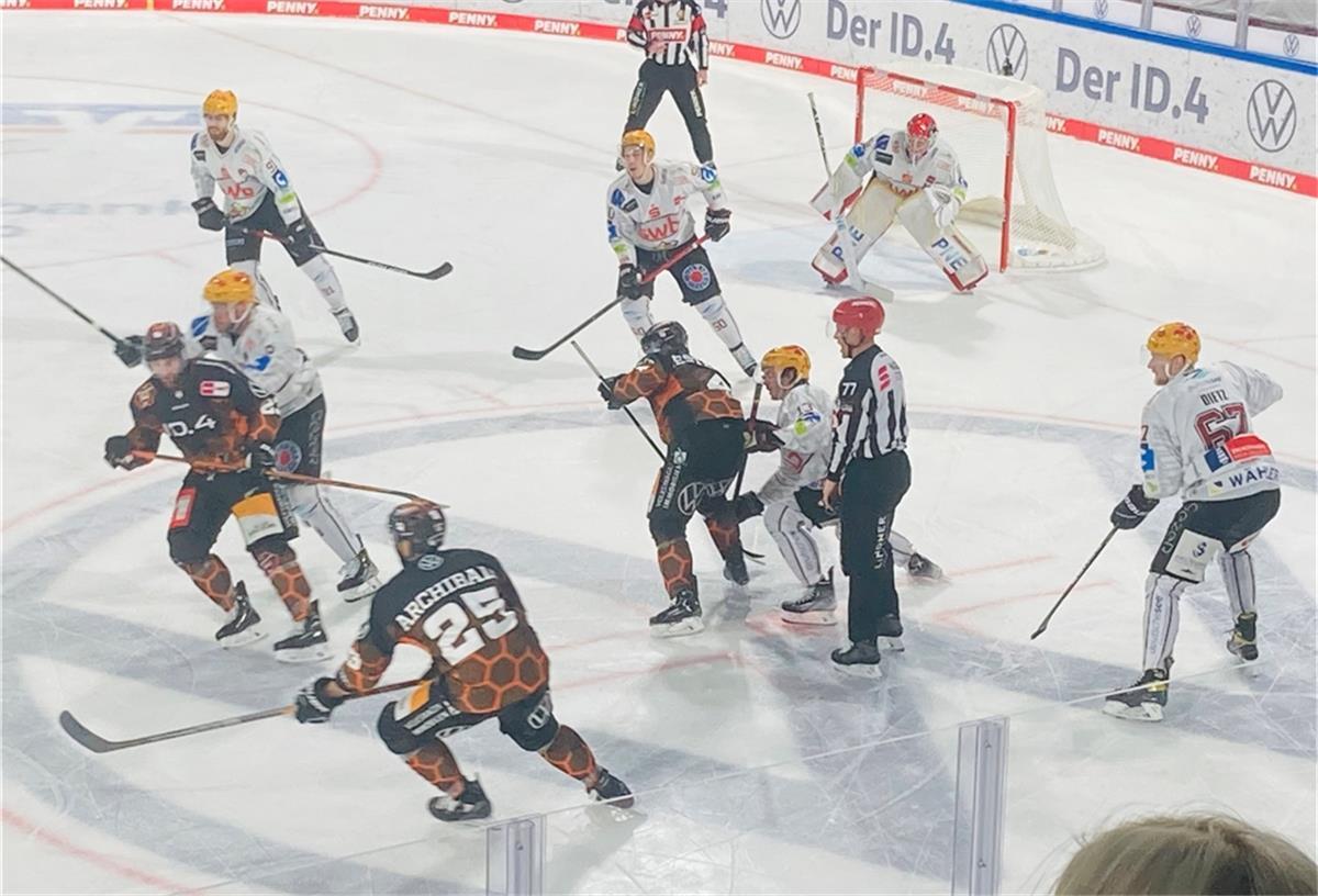 Pinguins starten mit Niederlage in die Playoffs Die Fischtown Pinguins lagen bei den Grizzlys Wolfsburg früh zurück.