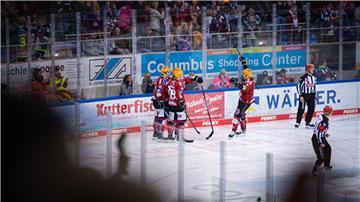 Jubelnde Eishockeyspieler der Fischtown Pinguins