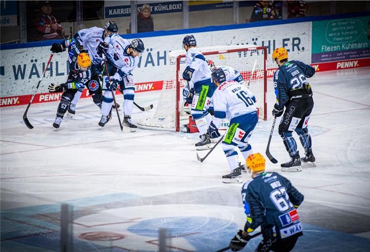 Pinguins fehlt gegen Straubing das Schussglück Die Fischtown Pinguins lieferten sich einen harten Kampf mit den Straubing Tigers - mit dem besseren Ende für die Gäste.