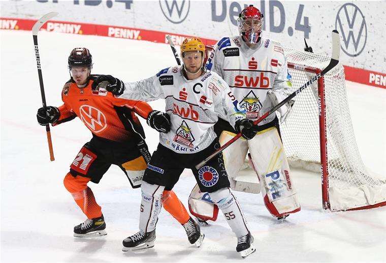Die Fischtown Pinguins mit Mike Moore Bremerhaven und Torhüter Maximilian Franzreb duellieren sich im Viertelfinale mit den Grizzlys Wolfsburg.