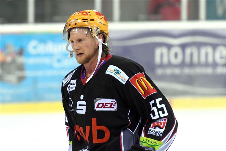 Zwei Auswärtsspiele für die Pinguins Die Fischtown Pinguins müssen ihre beiden Auswärtsspiele in Ingolstadt und Nürnberg ohne Kapitän Mike Moore bestreiten.
