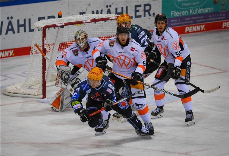 Ohne Fans im Einsatz: Pinguins machen Geisterspiele DEL-Eishockey mit den Fischtown Pinguins und den Grizzlies Wolfsburg in der Eisarena. Crosscheck am Mauermann.