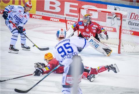 Die Fischtown Pinguins mussten gegen die laufstarken Schwenninger Wild Wings hart kämpfen.