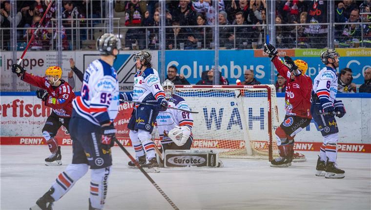 Spannung pur - und ein Happy End für die Pinguins Die Fischtown Pinguins mussten hart für den Sieg kämpfen. Am Ende durften sie jubeln.