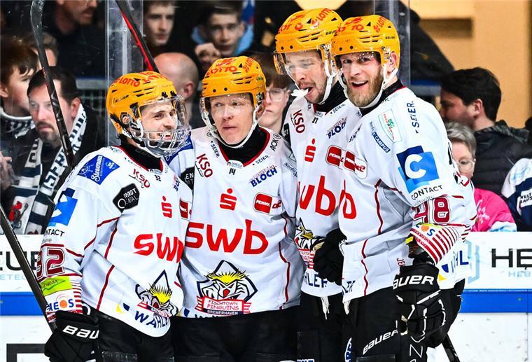 Fischtown Pinguins machen mit Sieg in Iserlohn die Playoff-Qualifikation perfekt Die Fischtown Pinguins um Jubilar Ross Mauermann (2. v. li.) haben einen verdienten Sieg in Iserlohn eingespielt.