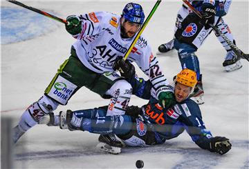 Die Fischtown Pinguins um Stürmer Cory Quirk (rechts) erlebten in Augsburg eine Bruchlandung.