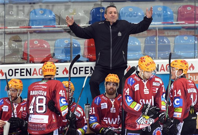 Die Fischtown Pinguins um Trainer Thomas Popiesch lieferten sich ein enges Duell mit den Eisbären Berlin
