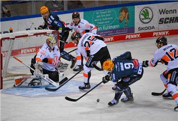 DEL-Eishockey mit den Fischtown Pinguins und den Grizzlies Wolfsburg in der Eisarena
