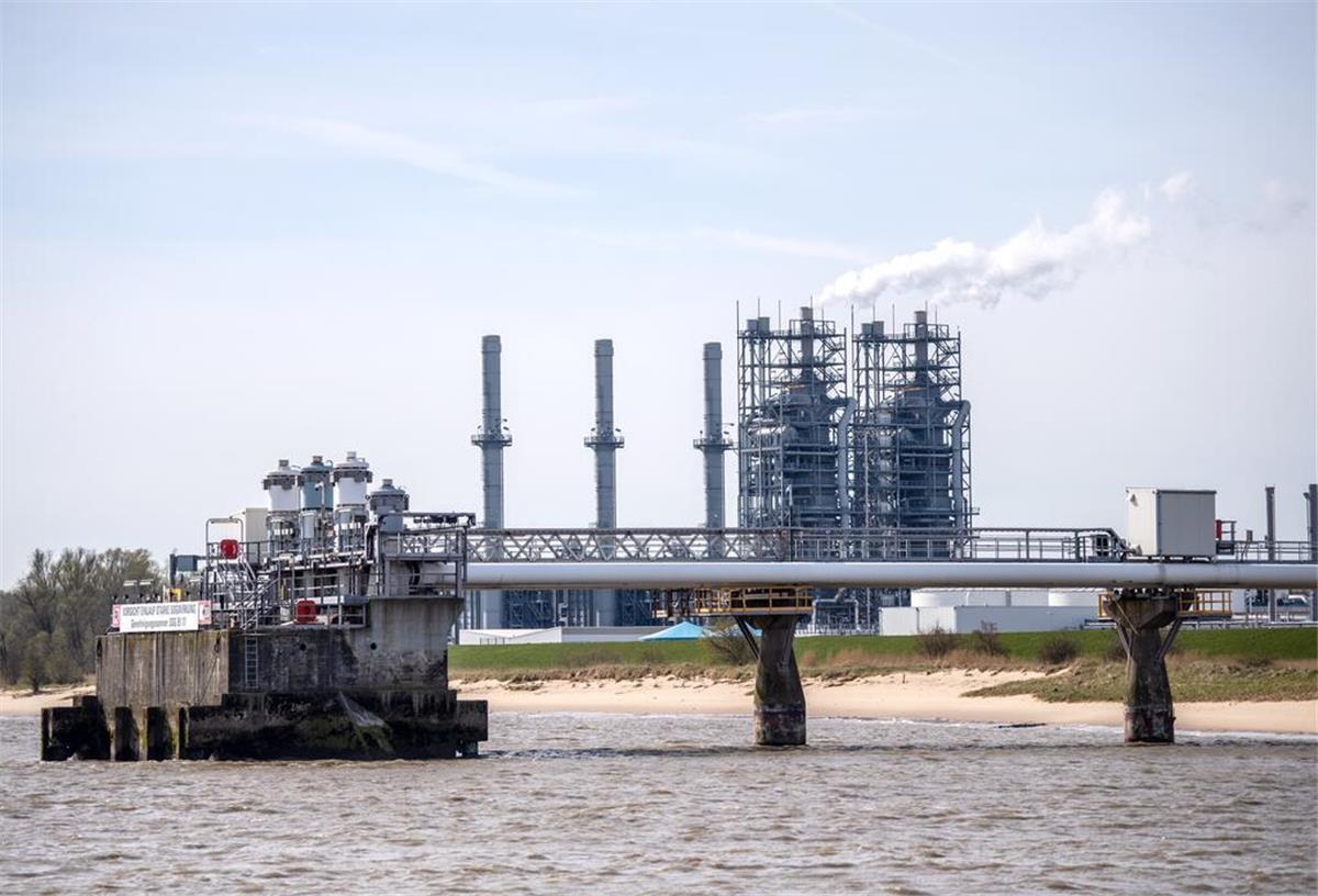 Die Fläche vor dem Industriepark Stade ist Teil der zukünftigen Hafenerweiterung für das geplante Import-Terminal für Flüssigerdgas.