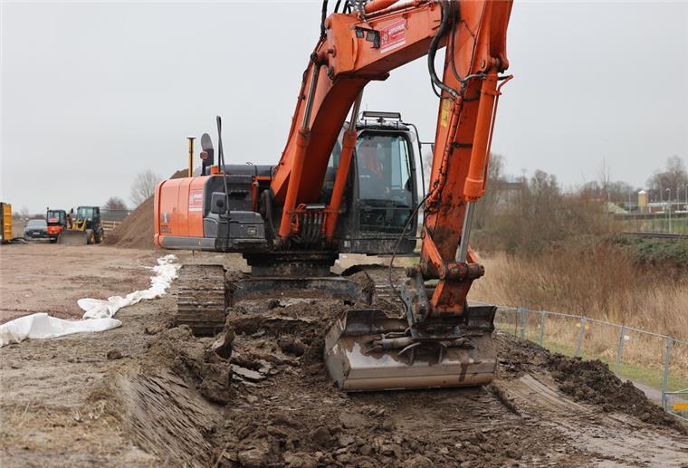 In Cuxhaven soll schon bald der Wasserstoff fließen Die Fläche wird verdichtet: Bagger ebnen den Weg für die Wasserstoff-Elektrolyseanlage „An der Baumrönne“ in Cuxhaven.