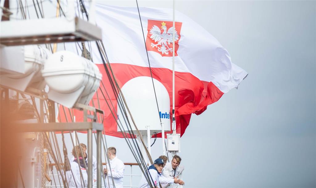 Die Flagge im Wind. Das polnische Segelschiff &quot;Dar Mlodziezy&quot; liegt an...