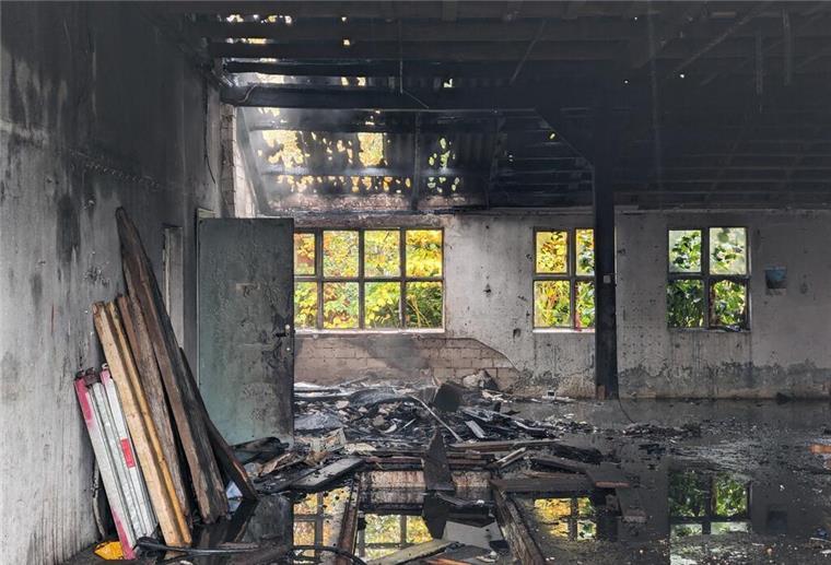 Die Flammen beschädigten das Dach der ehemaligen Tankstelle in Sandstedts Ortsmitte nur an wenigen Stellen.