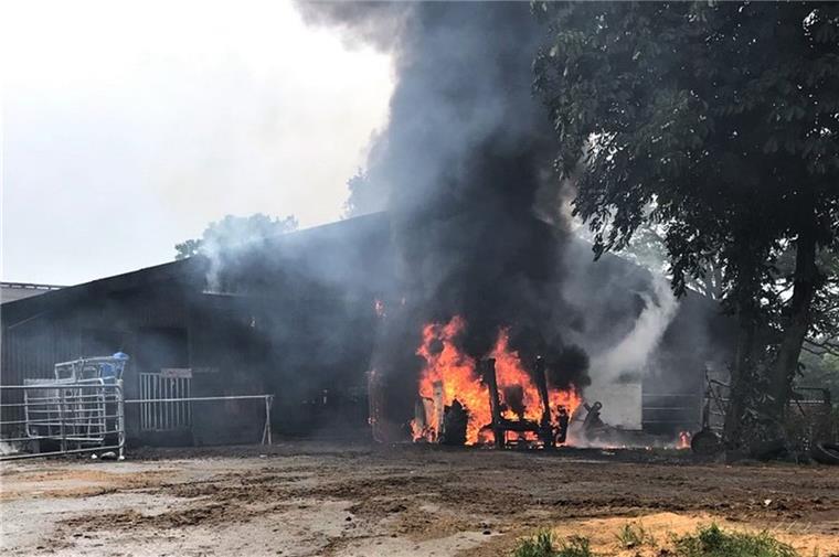 Osterholz-Scharmbeck: Feuer greift auf Stall über Die Flammen des brennenden Traktors griffen auf den Stall über.