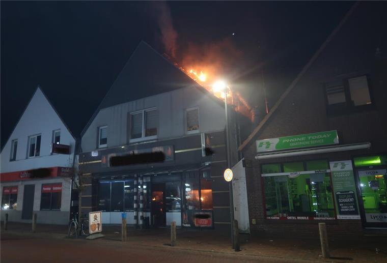 Die Flammen schlagen aus dem Dach eines Hauses in Delmenhorst. Die Dunstabzugshaube eines Döner-Grills hatte dort Feuer gefangen.