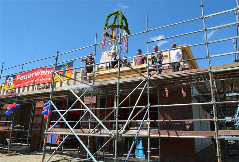 Schiffdorf: Neues Haus für die Feuerwehrkameraden Die Flasche ging beim Richtspruch der Zimmerer für das neue Schiffdorfer Feuerwehrhaus zu Bruch, die Scherben sollen dem Bau traditionell Glück bringen.