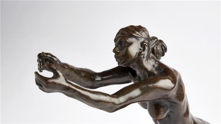 Bremer Ausstellung zeigt Skulpturen von Camille Claudel und Bernhard Hoetger Eine nackte junge Frau. Sie streckt Arme und Hände nach vorne.