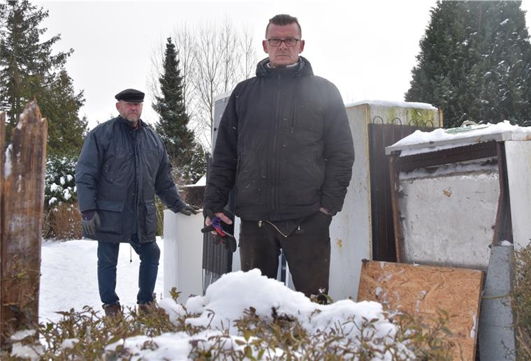 Nordenham: Vier Container Sperrmüll gesammelt Frank Mengelkamp (57, rechts), stellvertretender erster Vorsitzender des Kleingartenvereins „Naturglück“, und Dieter Blumenberg (68), Schriftführer des Vereins, vor den gesammelten Kühlschränken, die wegen der enthaltenen Kühlflüssigkeit im Sondermüll entsorgt werden müssen.