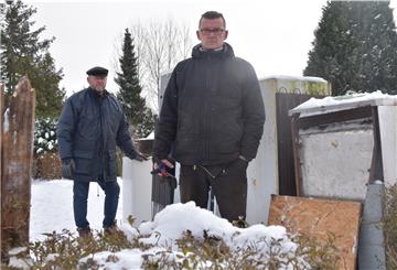 Frank Mengelkamp (57, rechts), stellvertretender erster Vorsitzender des Kleingartenvereins „Naturglück“, und Dieter Blumenberg (68), Schriftführer des Vereins, vor den gesammelten Kühlschränken, die wegen der enthaltenen Kühlflüssigkeit im Sondermüll entsorgt werden müssen. 