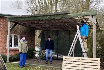Die fleißigen Helfer lassen sich weder von Corona noch vom Wetter aufhalten. Rolf Balgar, Gerd Coldewey und Hans-Georg Basshusen (von links) bei der Arbeit.