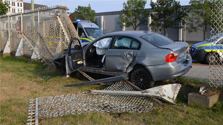 Bremerhaven: Flucht nach brutalem Raub endet mit Unfall Die Flucht eines 18-jährigen Tatverdächtigen endete in der Kurve zur Rickmersstraße in Bremerhaven-Lehe.
